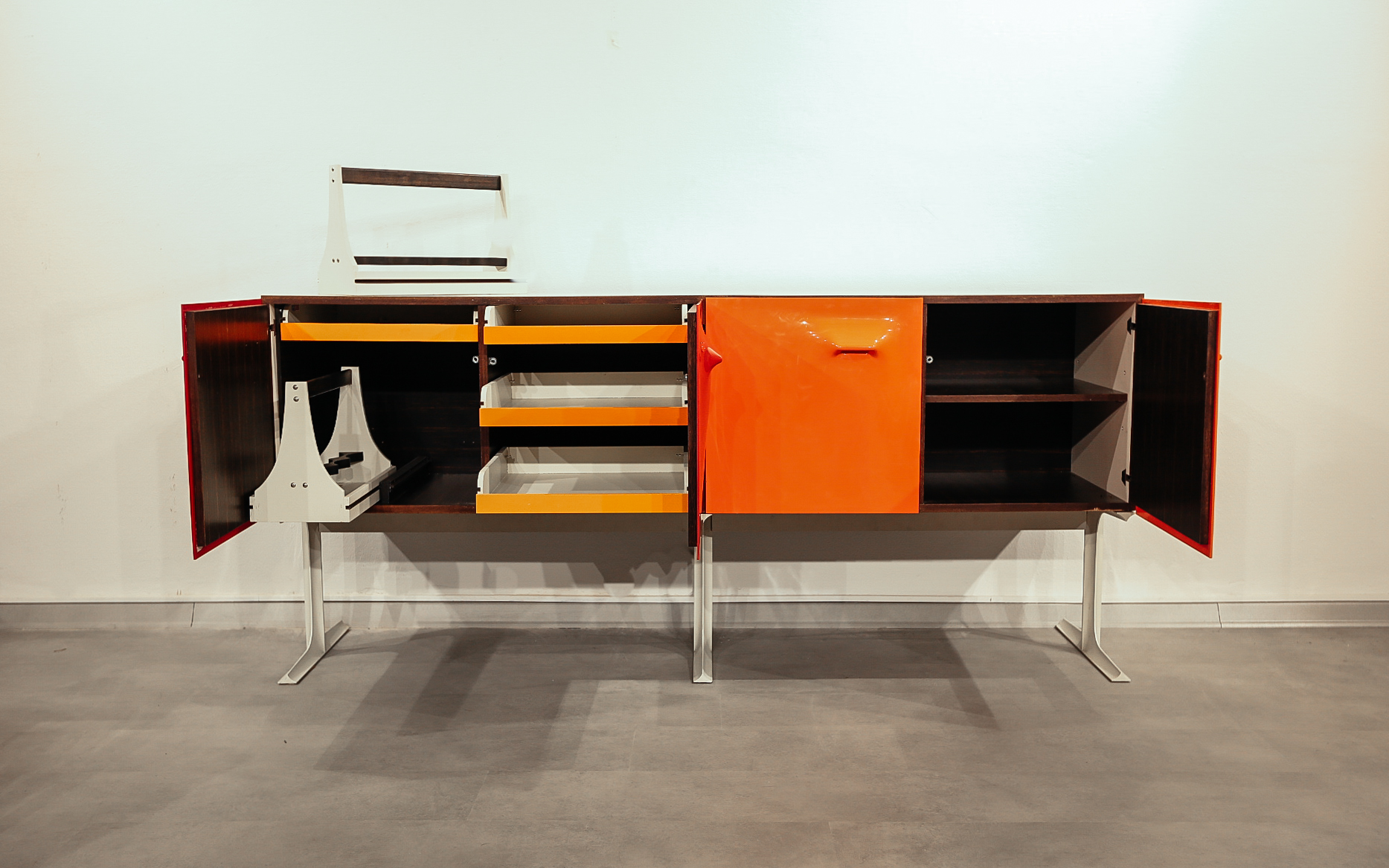 Raymond Loewy tasarımı konsol